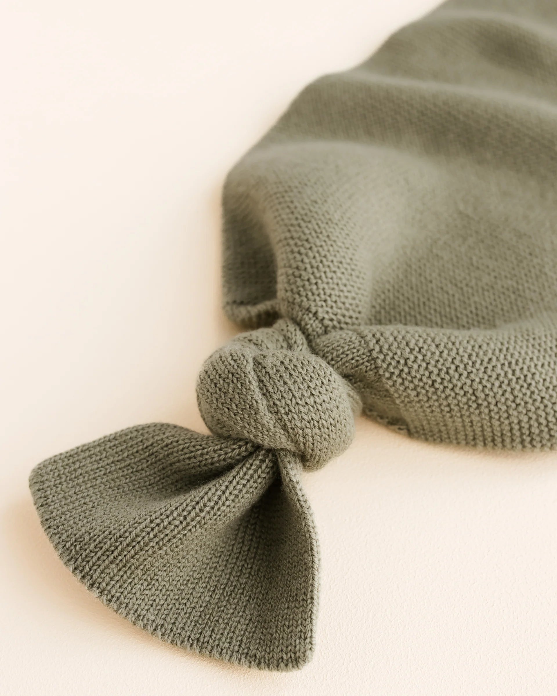 Cocoon - Merinowol - Artichoke/groen - HVID - close up knoop