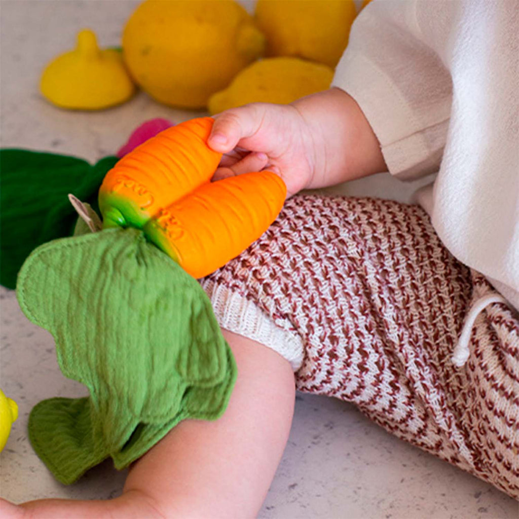 Mini knuffeldoekje & bijtring Cathy the Carrot - Natuurrubber & mousseline - Oli & Carol - productfoto - afbeelding 4