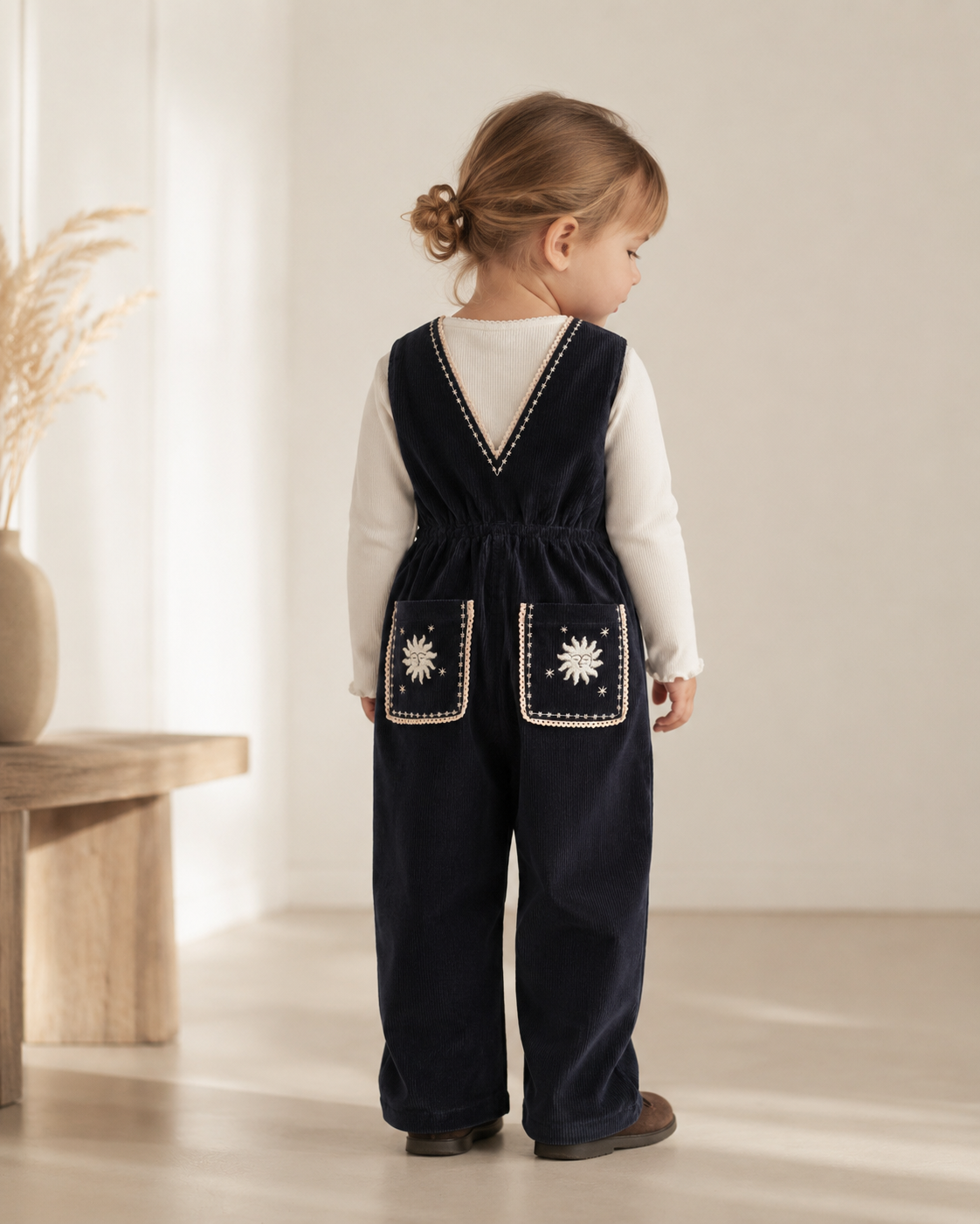 Tuinbroek corduroy - Embroidered Dungarees - Navy - Biologisch katoen - Copenhagen Colors - sfeerbeeld met meisje