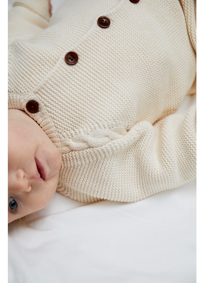 Copenhagen Colors - Classic Baby Cotton Cable Cardigan - Gebreid vestje - 100% biologisch katoen - baby close up ecru