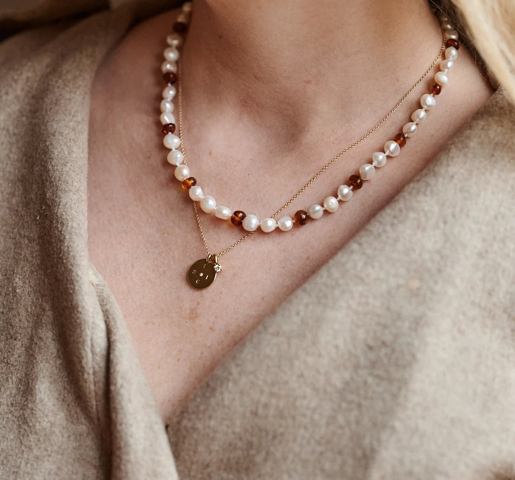 Pearly Caramel Adult Necklace – Damenkette mit Süßwasserperlen und karamellfarbenem Bernstein – Nirrimis