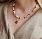 Pearly Caramel Adult Necklace – Damenkette mit Süßwasserperlen und karamellfarbenem Bernstein – Nirrimis