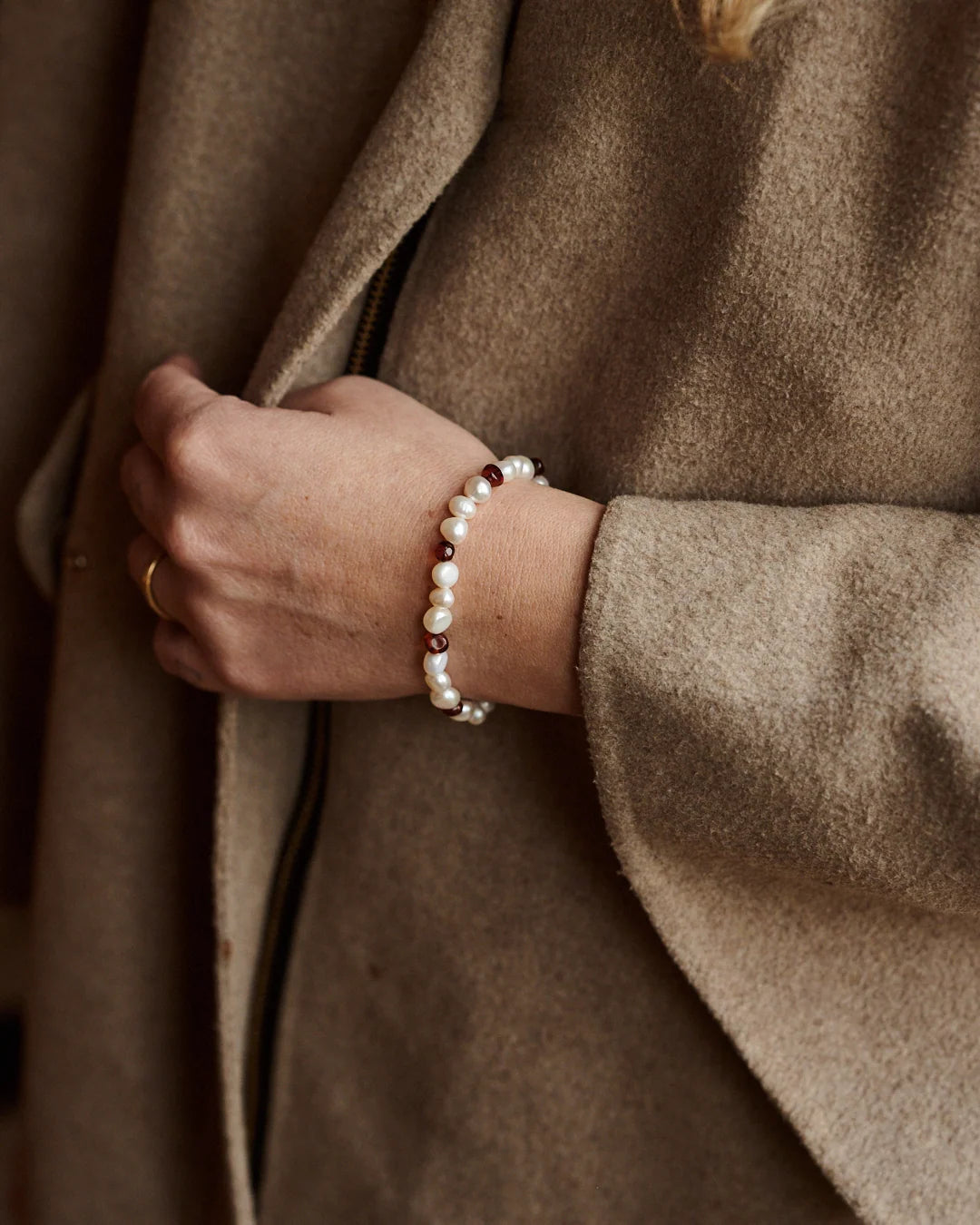Pearly Caramel Bracelet – Damesarmband met zoetwaterparels en karamelkleurig barnsteen – Nirrimis