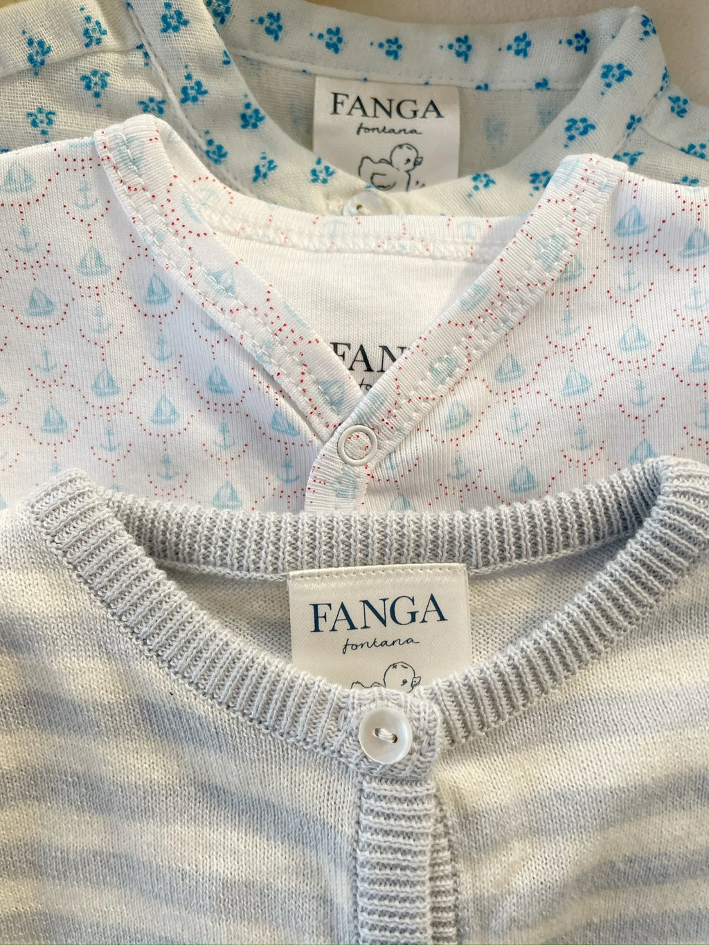 Fio Onesie - Barca - Boxpakje/Pyjama - Biologisch Katoen - Zeilbootjes - Konges Sløjd - close up