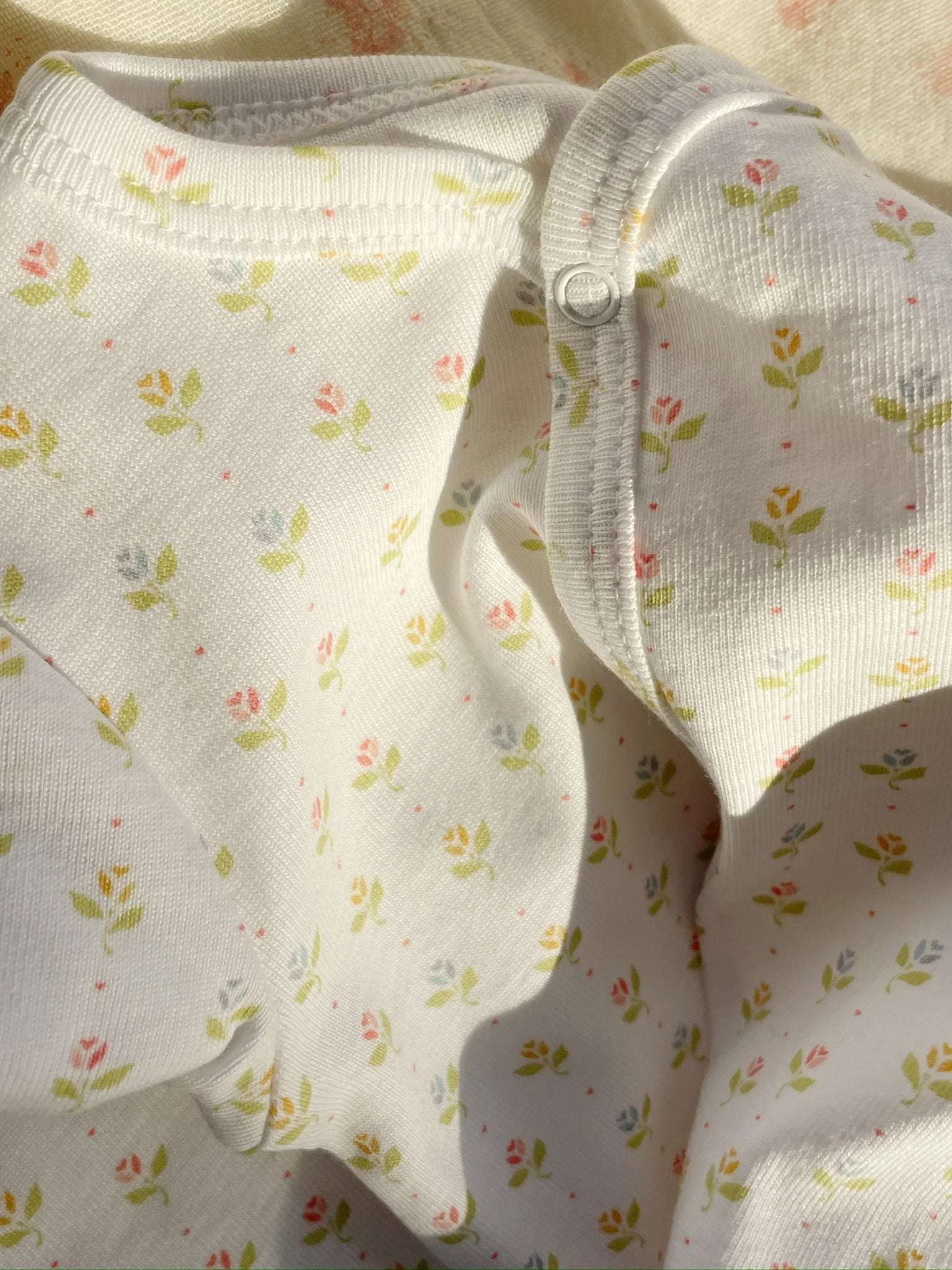 Fio Onesie - Tuli Coeur - Boxpakje/Pyjama - Biologisch Katoen - Tulpjes - Konges Sløjd - close up