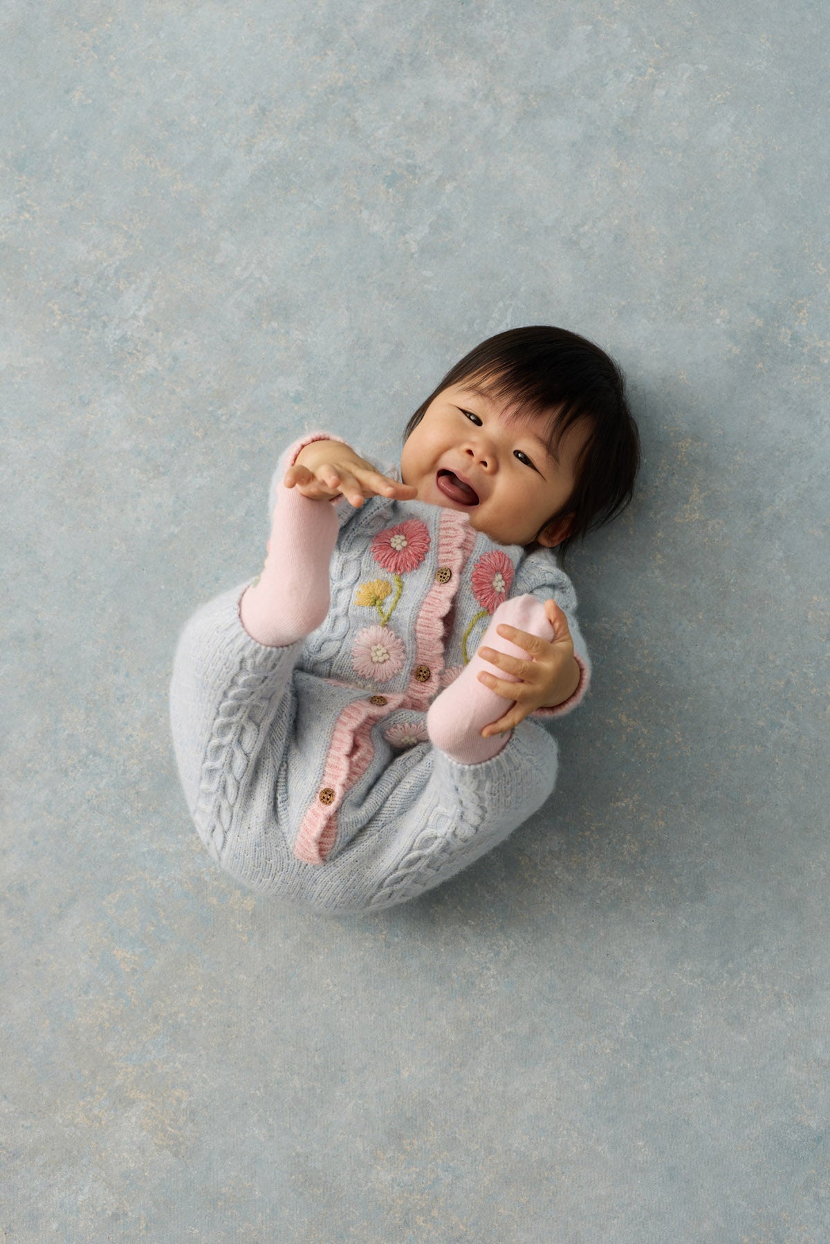 Gebreid babypakje Drillia met bloemen - TENCEL™ & alpaca - Cloud - Louise Misha