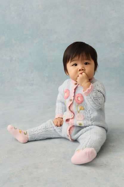 Gebreid babypakje Drillia met bloemen - TENCEL™ & alpaca - Cloud - Louise Misha