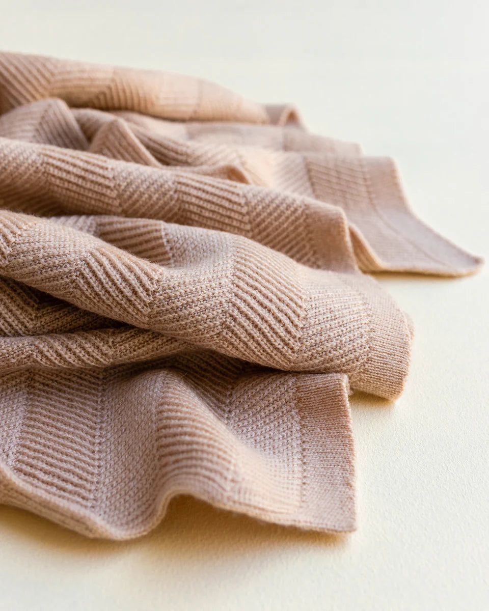 Deken Freddie - 70 x 100 cm - 100% extra fine Italiaanse merino wol - Hvid - close up