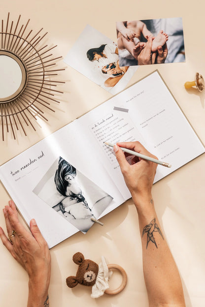 Baby invulboekje - Mijn eerste jaar – Linnen taupe - Fyllbooks