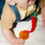 Speenkoord hete peper - Charly the Chili Pacifier Clip - Katoen - Oli & Carol - productfoto - afbeelding 3