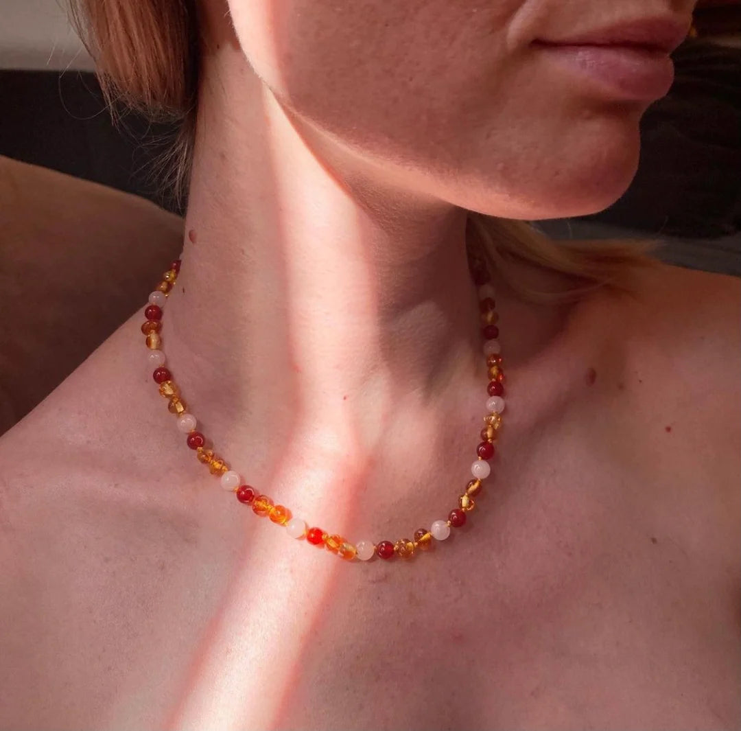 Sofie Adult Necklace – Damesketting van barnsteen, carneool en rozenkwarts – 925 zilver sluiting – Nirrimis