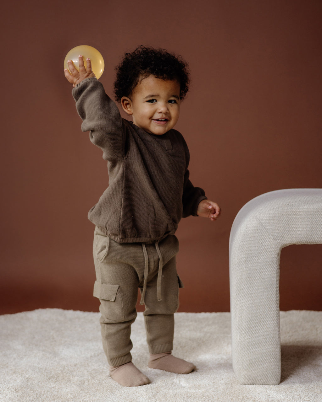 Gebreid baby truitje Nelle - Light Brown - 100% katoen - LEVV Labels - sfeereeld met kind
