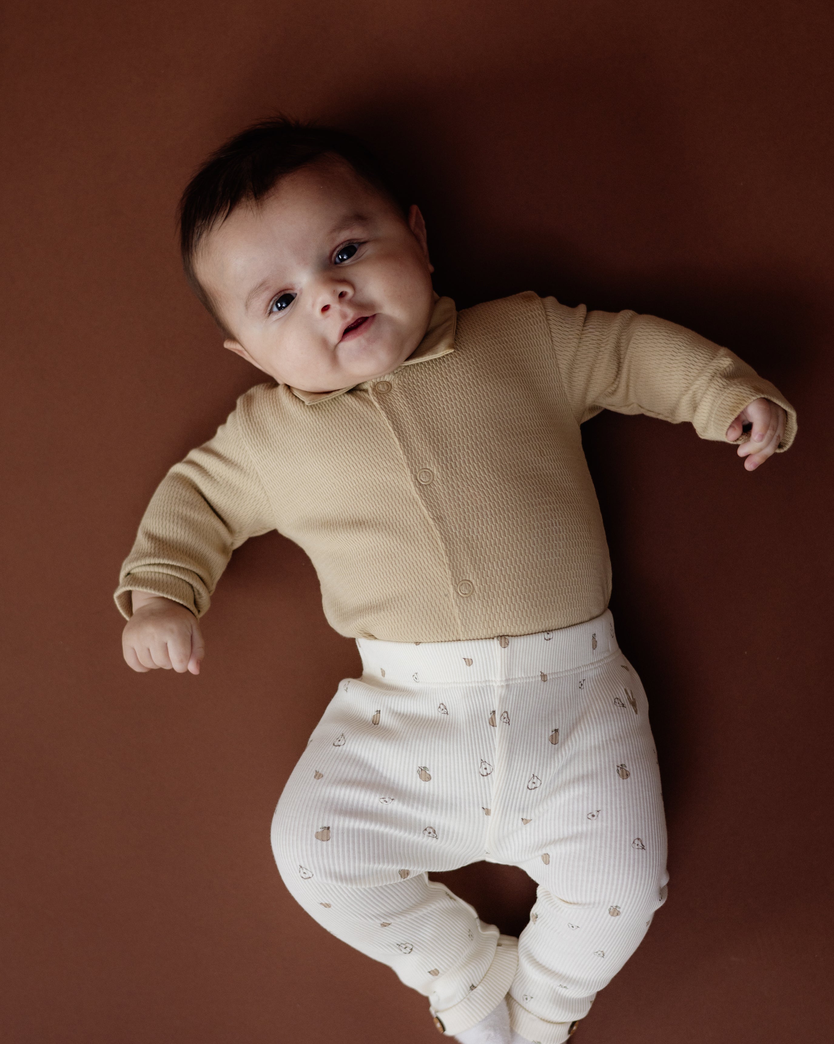 Romper met overhemdkraagje Noud - Beige - 100% katoen - LEVV Labels - met baby