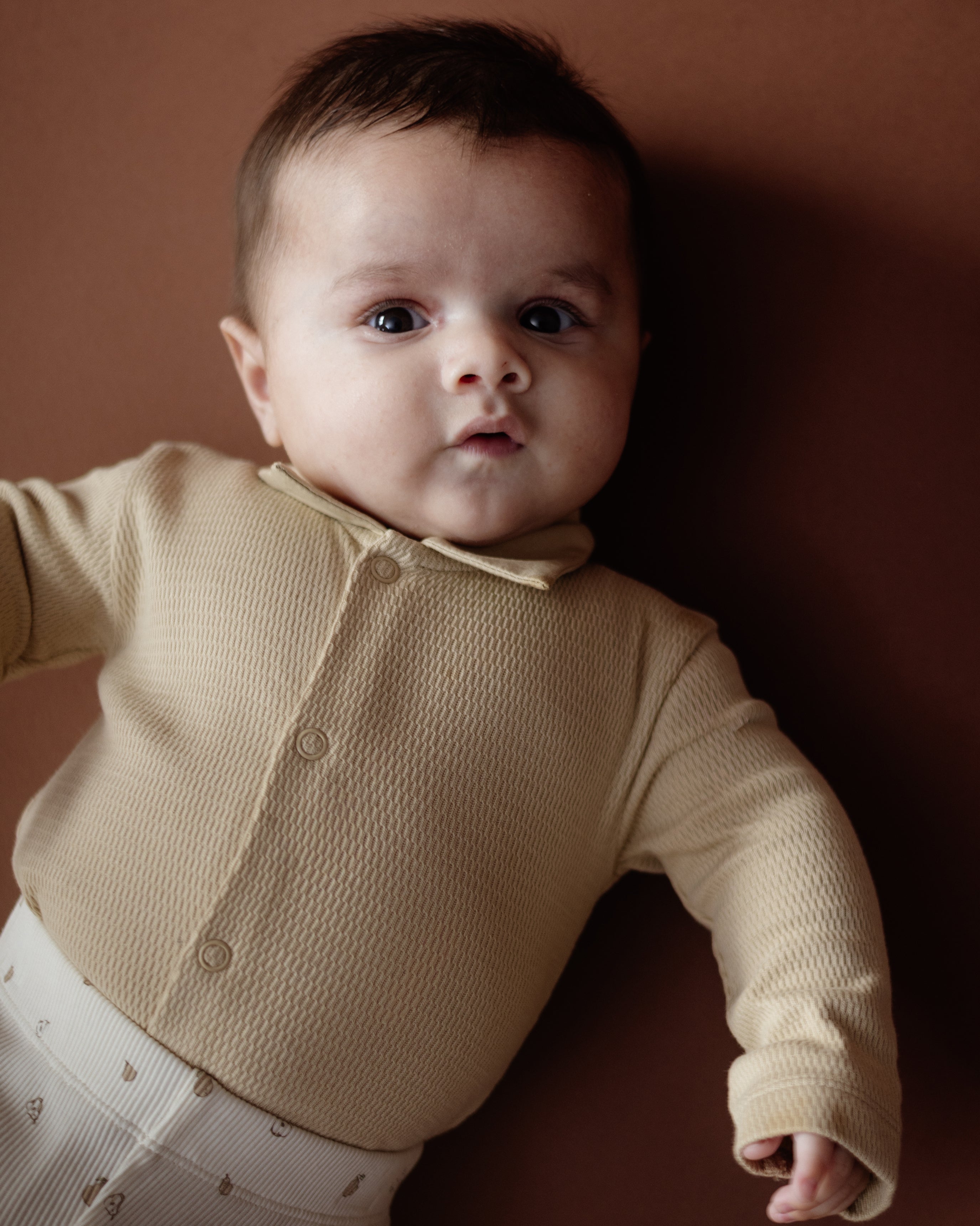 Romper met overhemdkraagje Noud - Beige - 100% katoen - LEVV Labels - met baby