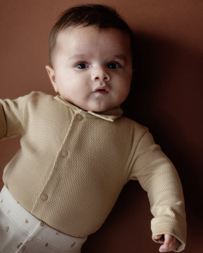 Romper met overhemdkraagje Noud - Beige - 100% katoen - LEVV Labels - met baby