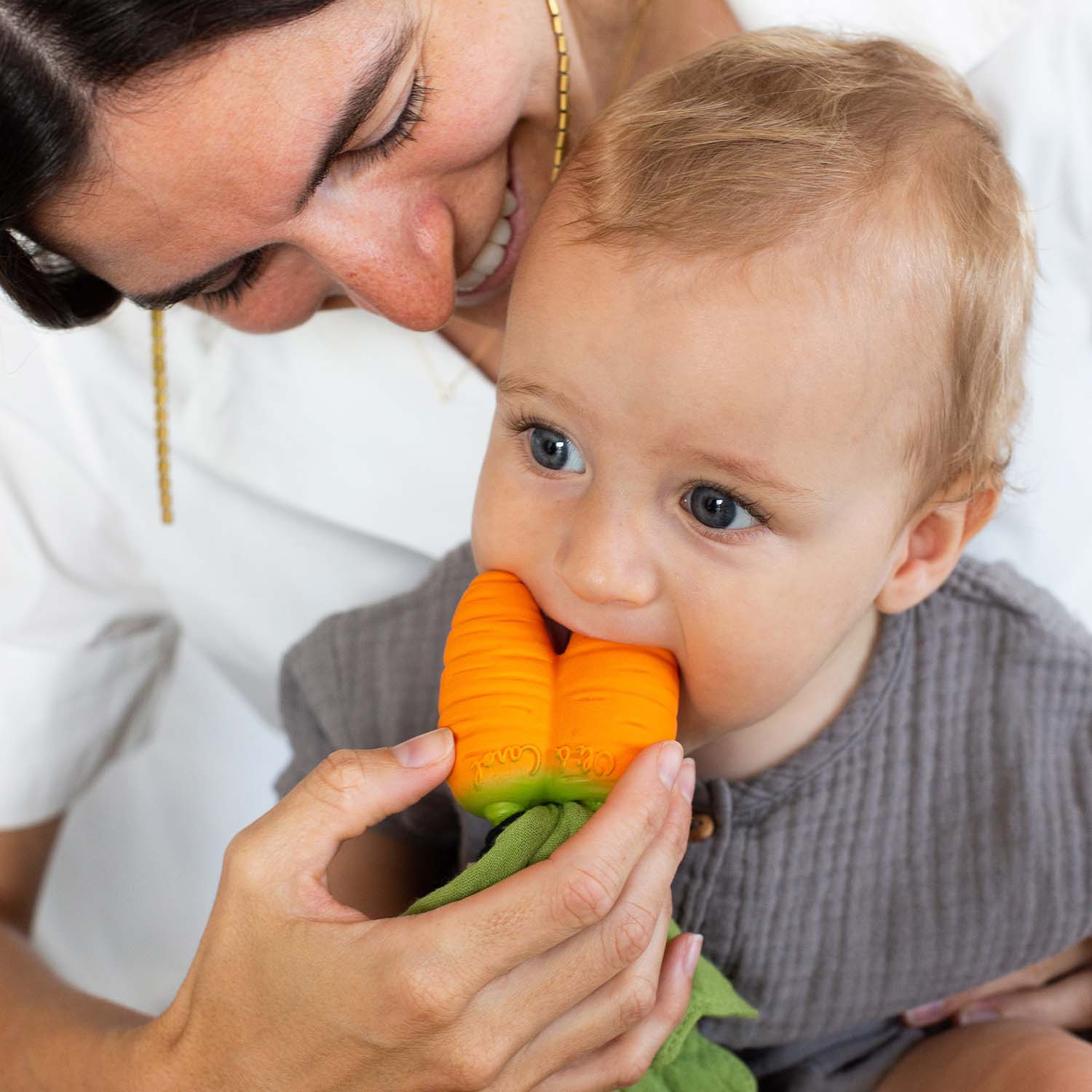 Mini knuffeldoekje & bijtring Cathy the Carrot - Natuurrubber & mousseline - Oli & Carol - productfoto - afbeelding 8