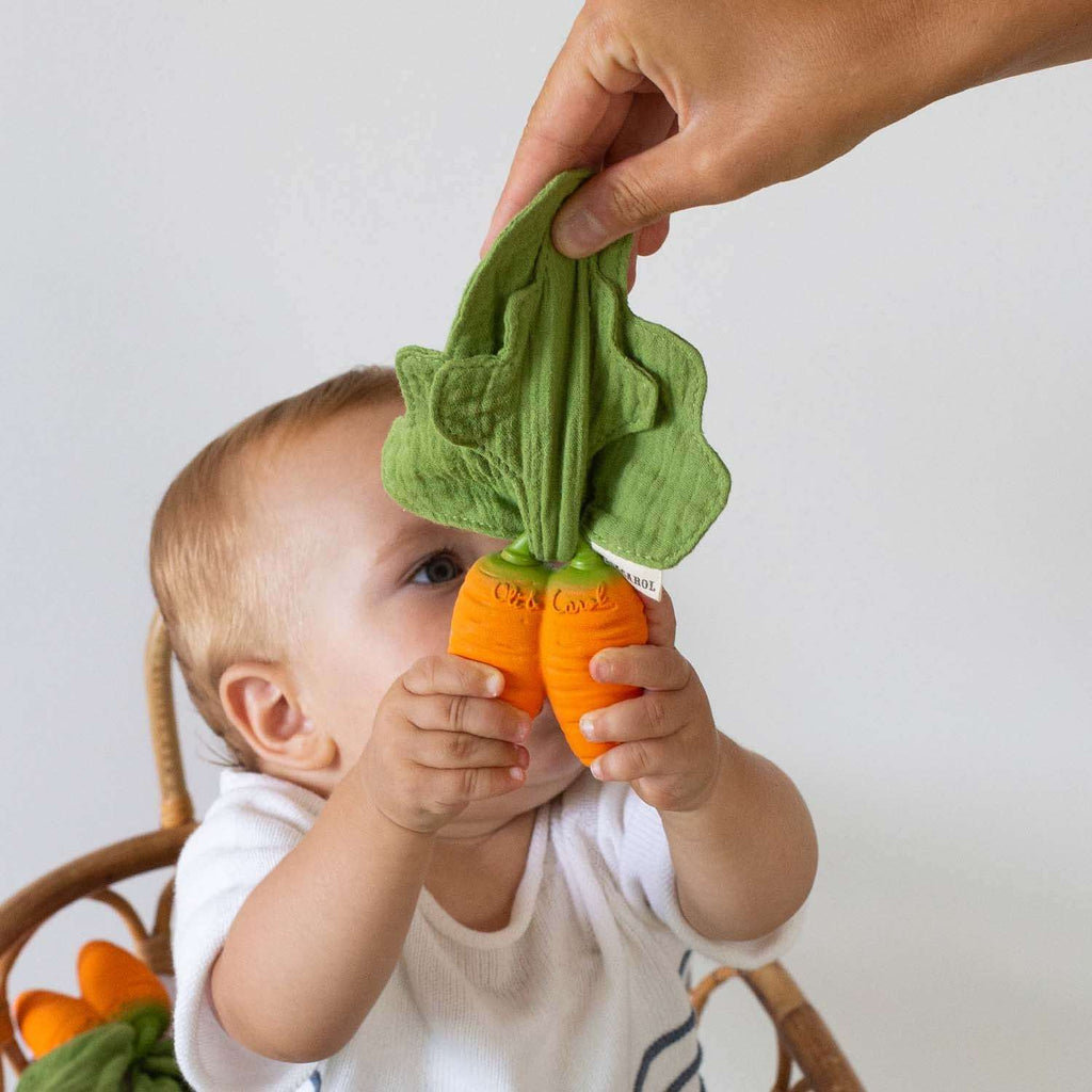Mini knuffeldoekje & bijtring Cathy the Carrot - Natuurrubber & mousseline - Oli & Carol - productfoto - afbeelding 3