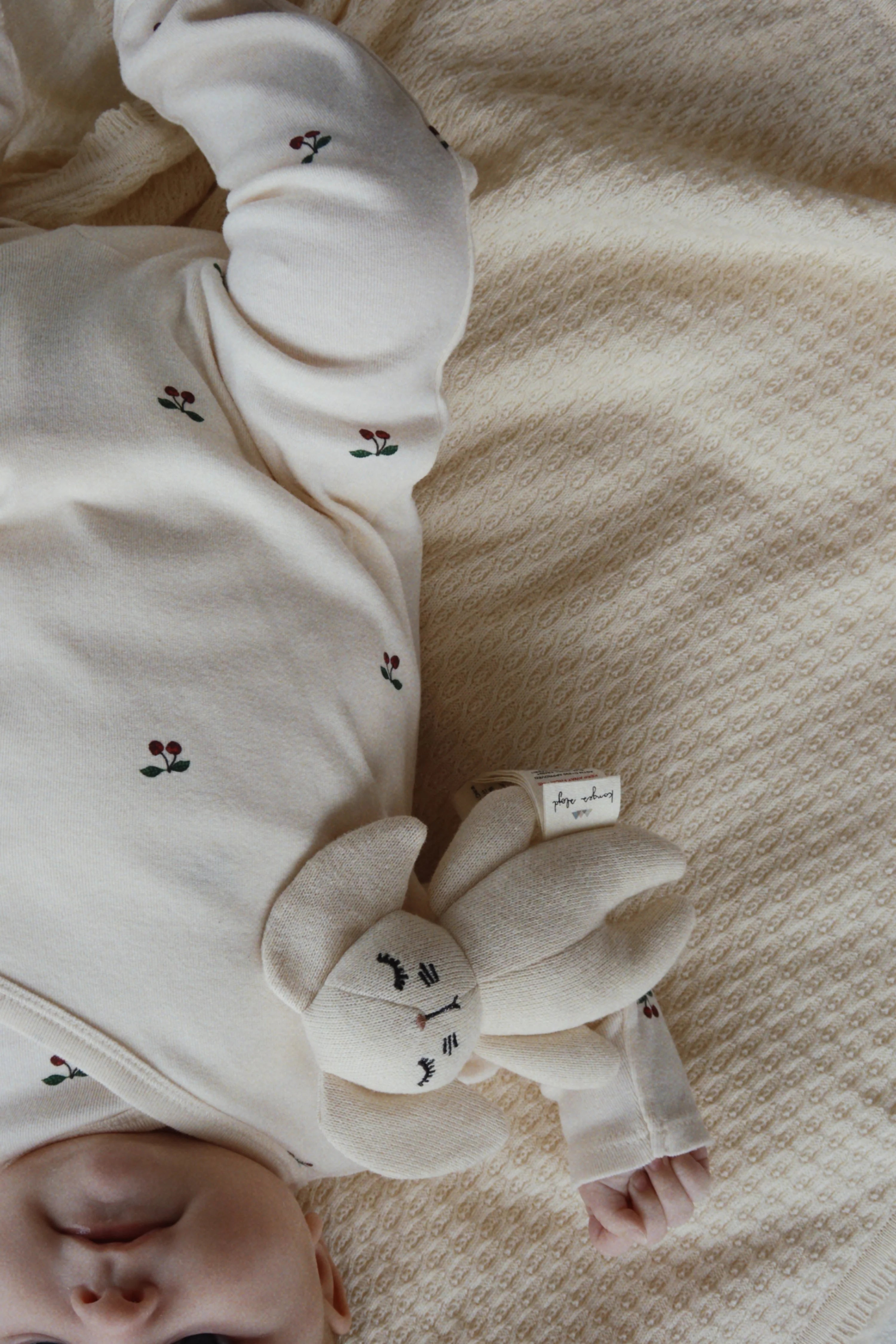 Mini Konijn - Zacht knuffeltje met belletje - Biologisch katoen - Konges Sløjd