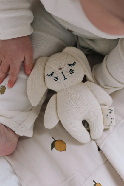 Mini Konijn - Zacht knuffeltje met belletje - Biologisch katoen - Konges Sløjd - sfeerbeeld