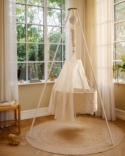 Moonboon - Heaven - Bedhemeltje - 100% Biologisch katoen - GOTS - wiegje in woonkamer met tripod