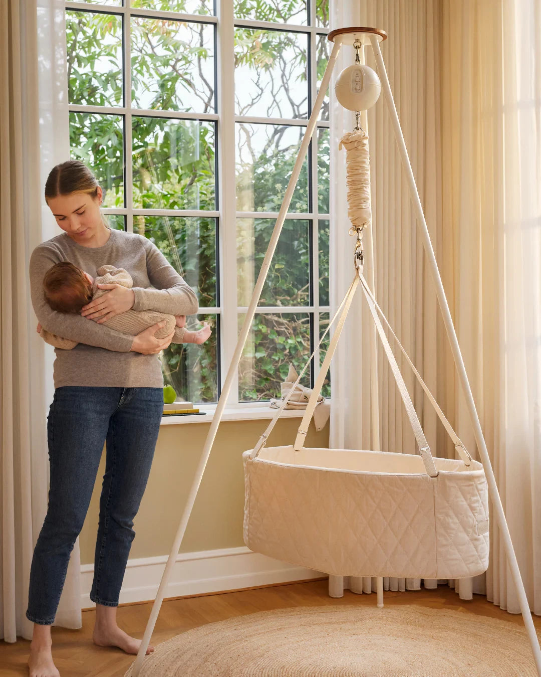 Moonboon - Classic Bundle - Bundel met Ovale Wieg met Wiegmotor Connect en Statief - GOTS - in woonkamer baby op arm moeder