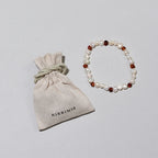 Pearly Caramel Bracelet – Damenarmband mit Süßwasserperlen und karamellfarbenem Bernstein – Nirrimis