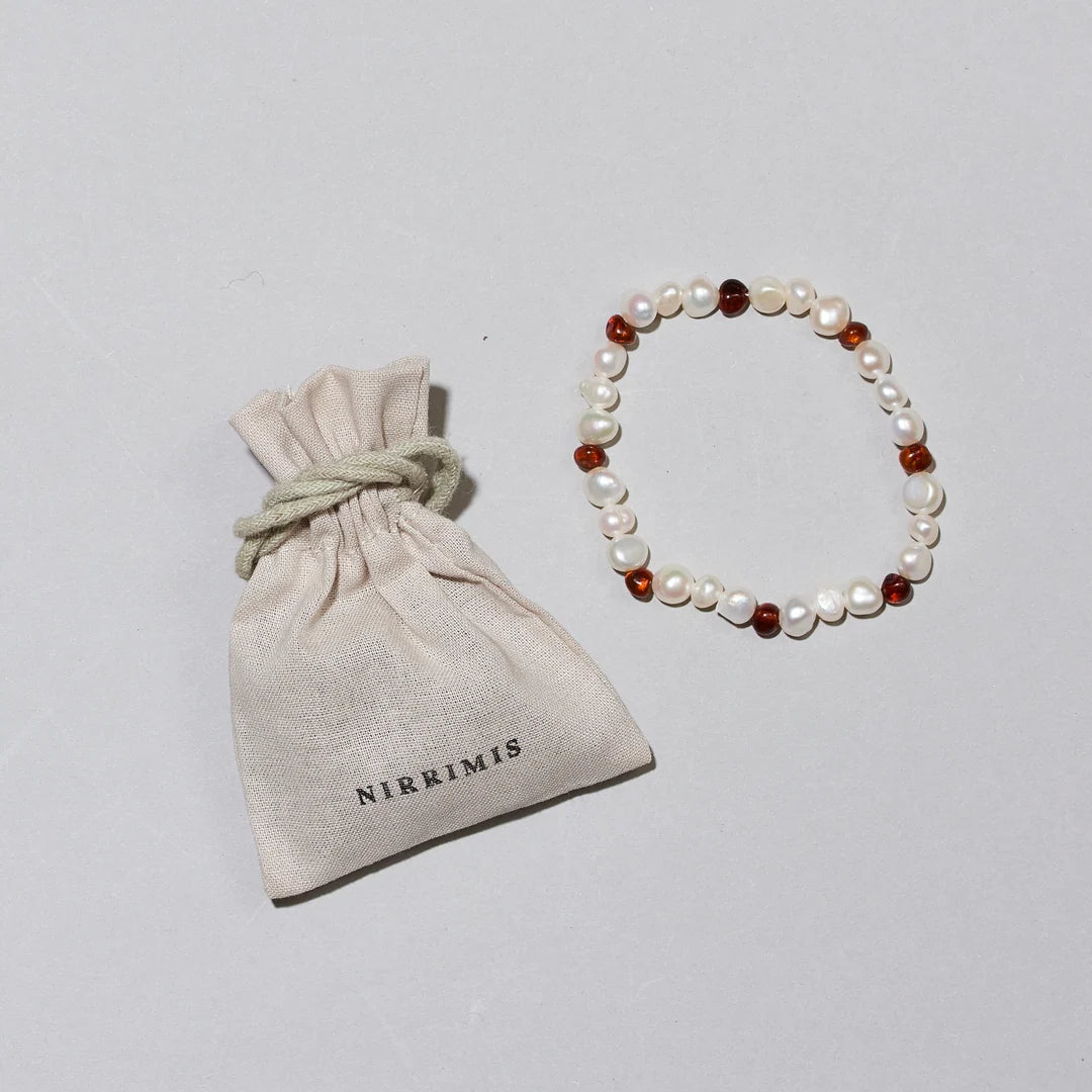 Pearly Caramel Bracelet – Damesarmband met zoetwaterparels en karamelkleurig barnsteen – Nirrimis