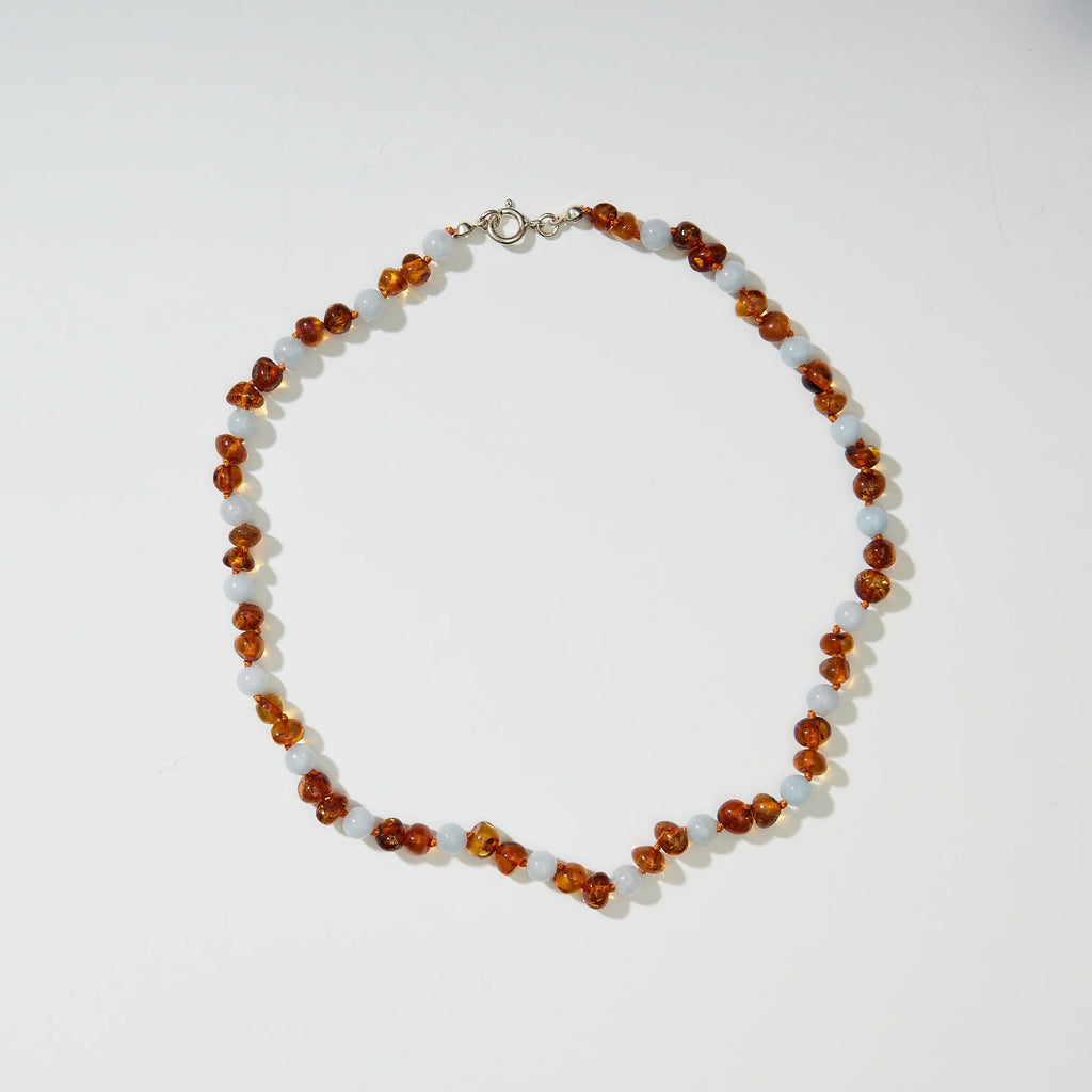 Regn Adult Necklace – Collier femme en ambre caramel et aigue-marine bleue – Nirrimis