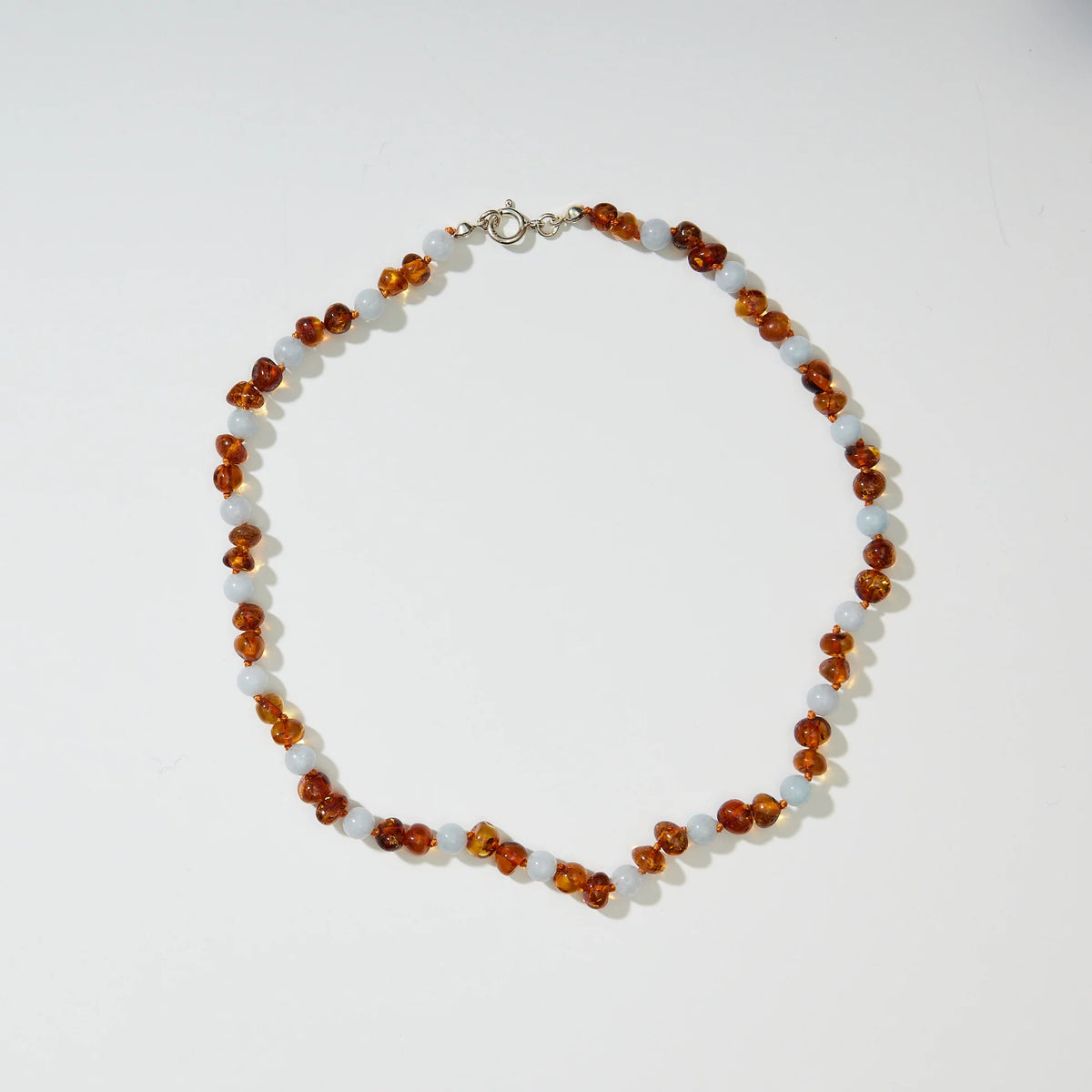 Regn Adult Necklace – Damesketting van caramel barnsteen en blauwe aquamarijn – Nirrimis