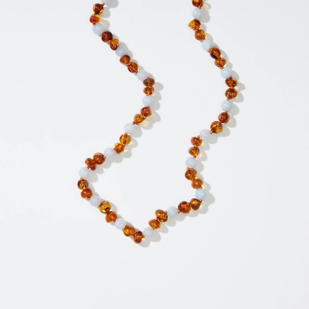 Regn Adult Necklace – Damesketting van caramel barnsteen en blauwe aquamarijn – Nirrimis