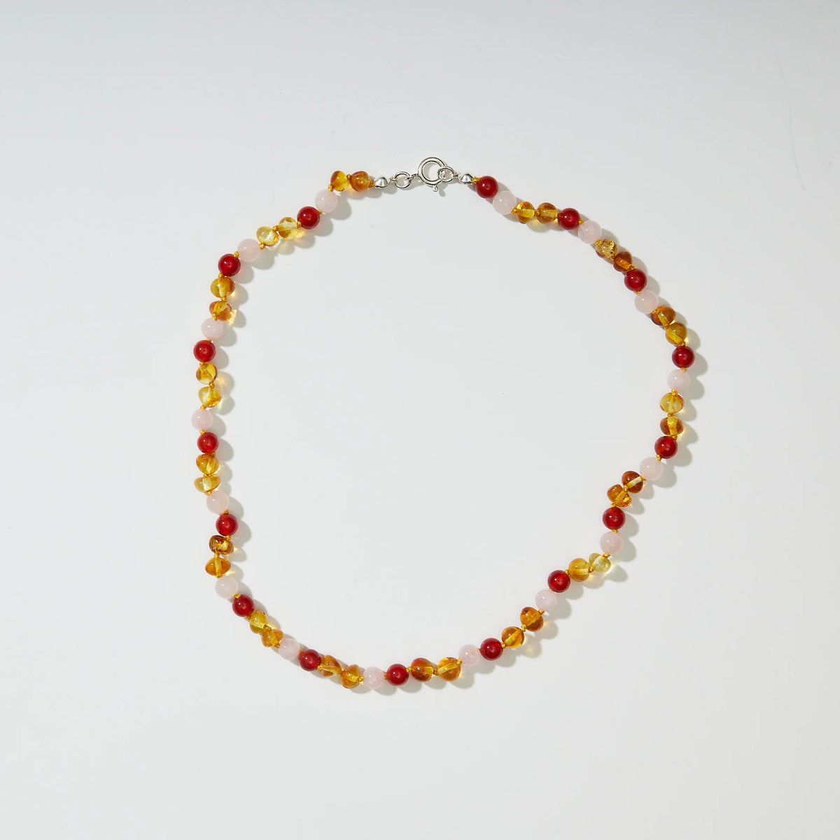 Sofie Adult Necklace – Damesketting van barnsteen, carneool en rozenkwarts – 925 zilver sluiting – Nirrimis