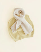 Scarf Ivo - 100% extra fine Italiaanse merino wol - HVID - close up met gele harvey