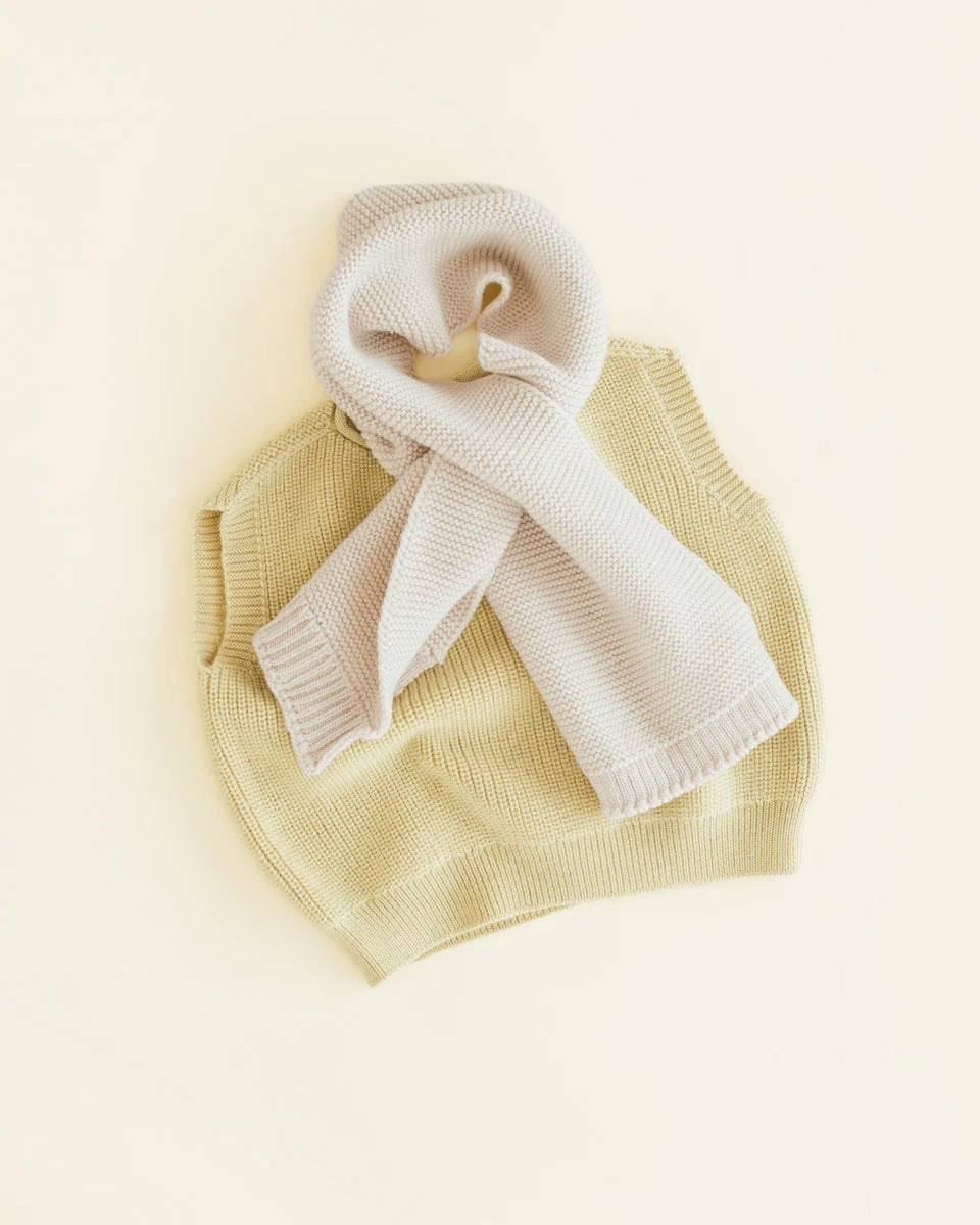 Scarf Ivo - 100% extra fine Italiaanse merino wol - HVID - close up met gele harvey