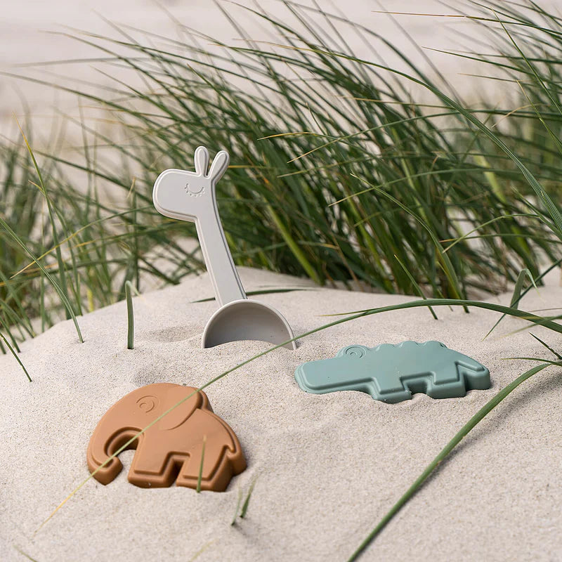 Zand figuurtjes + schep - Sand play set 3 pcs - Deer friends - Colour mix - Done by Deer - productfoto - afbeelding 3