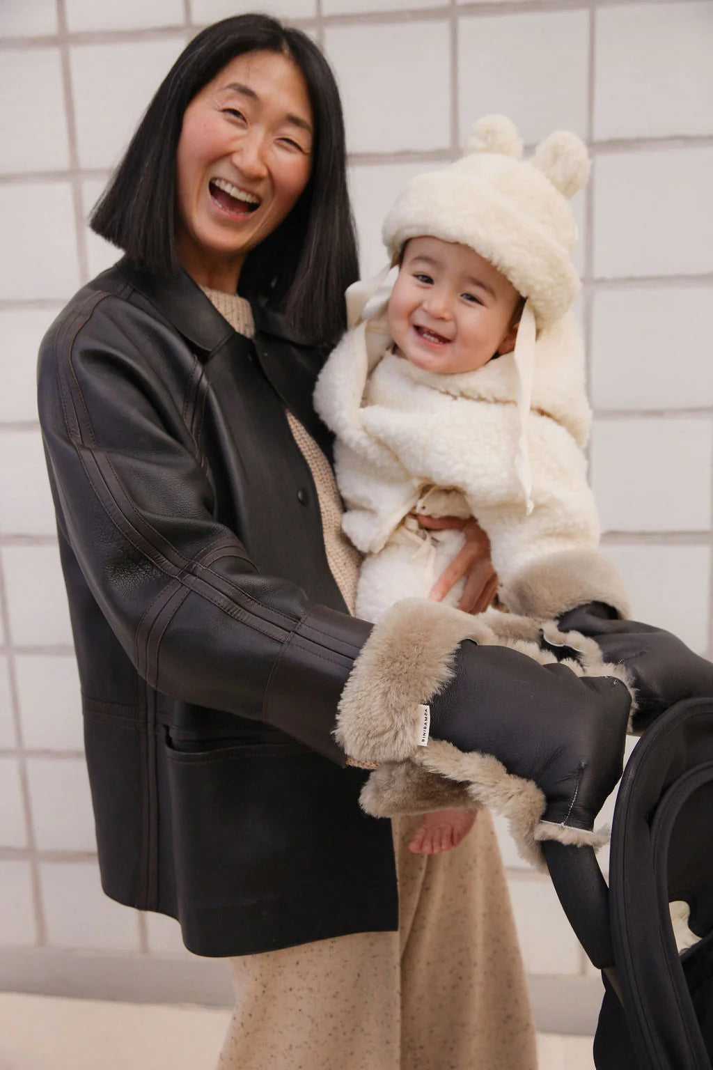 Kinderwagen wanten van Merino schapenvacht - Noir + Toast - BINIBAMBA