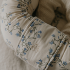 Baby Nest - Bellflower - Babylft - Biologisch katoen - Blauwe bloemen - Garbo & Friends - Garbo&Friends - productfoto - afbeelding 2