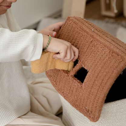 Basket House Toffee – Huisvormige opbergmand – Naturel & bruin – Lorena Canals