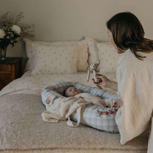 Baby Nest - Plaid Sky Blue - Babylft - Biologisch katoen - Geruit/Aardbeitjes - Garbo & Friends