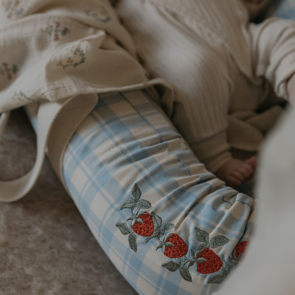 Baby Nest - Plaid Sky Blue - Babylft - Biologisch katoen - Geruit/Aardbeitjes - Garbo & Friends - Garbo&Friends - voorkant - afbeelding 4