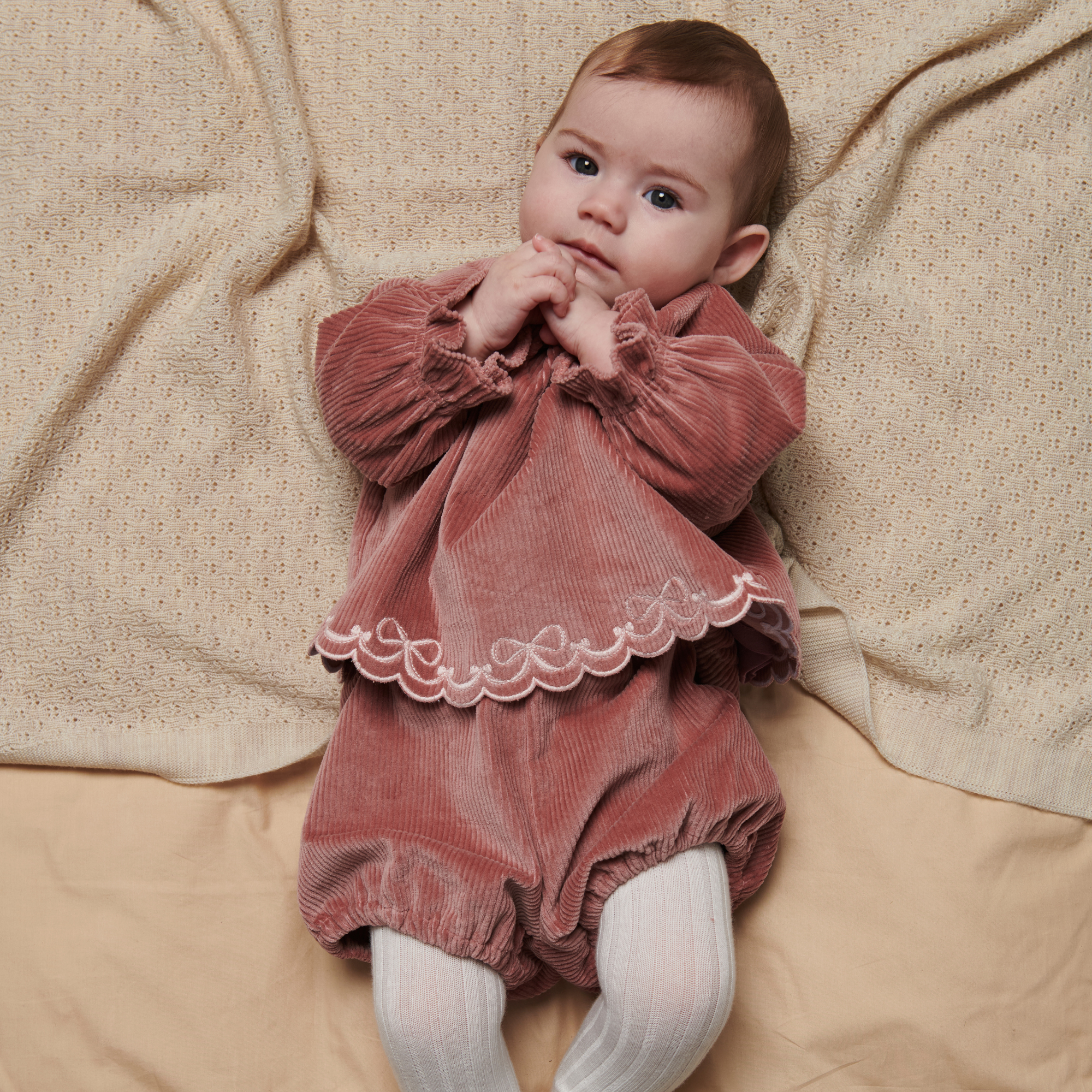 Corduroy baby set met borduursel - Winter Rose - Biologisch katoen - Copenhagen Colors - sfeerbeeld met meisje