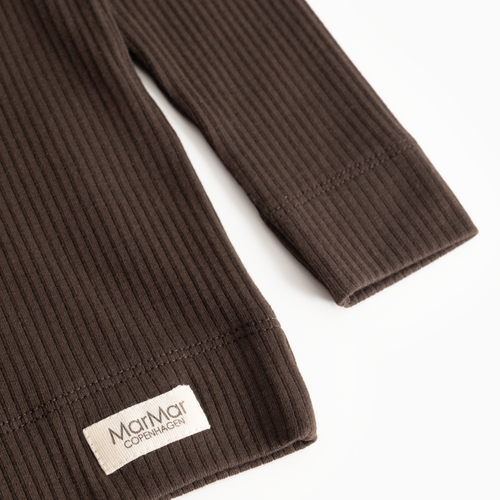 T-shirt uni basique à manches longues - Coton biologique et modal - Coloris Dark Roast - MarMar Copenhagen - Photo du produit - Image 3