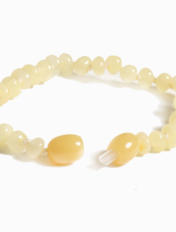 Alwero - Coni barnsteen armband baby - Vanille - 14cm - close up