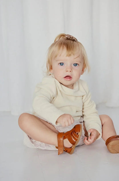 Angulus - The child's first sandal with contrast stitching - Eerste Sandaaltjes - Cognac - Chroomvrij Leer -Sandaaltjes lifestyle