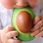Bijtring & badspeeltje Arnold the Avocado - Natuurrubber - Oli & Carol - productfoto - afbeelding 2