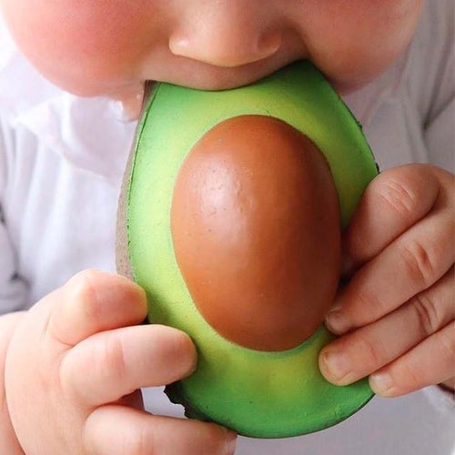 Bijtring & badspeeltje Arnold the Avocado - Natuurrubber - Oli & Carol - productfoto - afbeelding 2