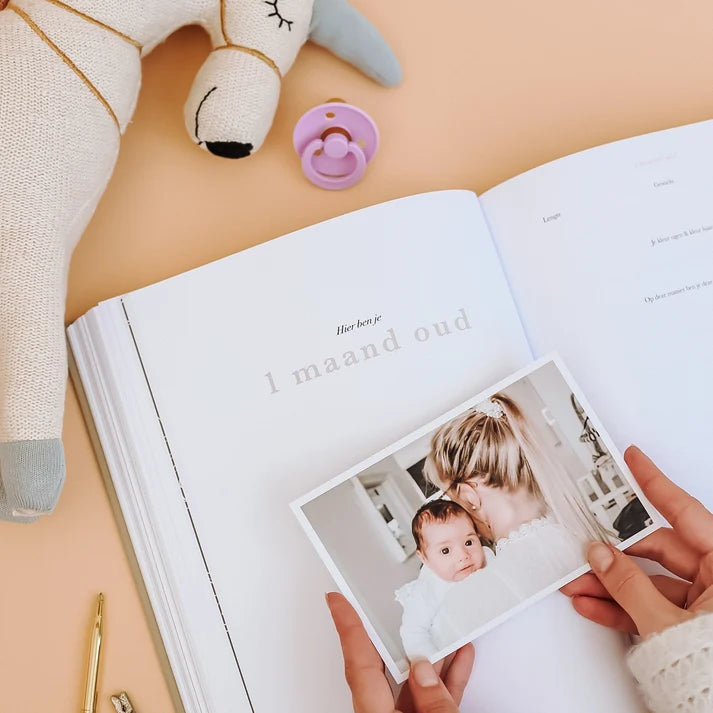 Het begin van jouw leven – All-in-One Pregnancy and Baby Memory Book from 0 to 1 Year – Birth Lines