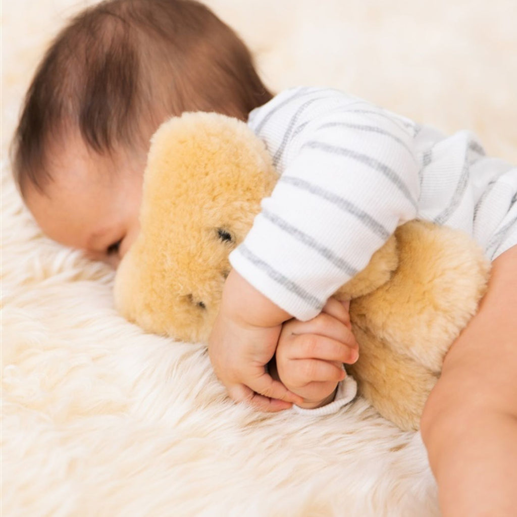FLATOUTbear Baby - 100% Australische schapenvacht - Wollen knuffel baby honey