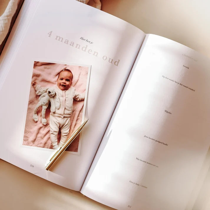 Het begin van jouw leven – All-in-One Pregnancy and Baby Memory Book from 0 to 1 Year – Birth Lines