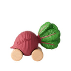 Speelgoedauto Betty the Beetroot met garage & racebaan - Natuurrubber & FSC-hout - Oli & Carol - lifestyle - afbeelding 9