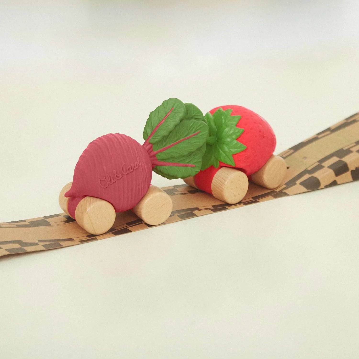 Speelgoedauto Sweetie the Strawberry met garage & racebaan - 0+ jaar - Natuurrubber & FSC-hout - Oli & Carol - productfoto - afbeelding 10